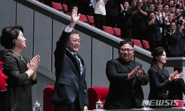 【남북정상회담 프레스센터(서울)=뉴시스】최진석 기자 = 남북정상회담 둘째날인 19일 평양 능라도 5.1경기장에서 문재인 대통령이 손을 흔드는 모습이 서울 중구 동대문디자인플라자(DDP)에 차려진 남북정상회담 평양 서울 프레스센터에 중계되고 있다. 왼쪽부터 김정숙 여사, 문재인 대통령, 김정은 북한 국무위원장, 리설주 여사. 2018.09.19.myjs@newsis.com