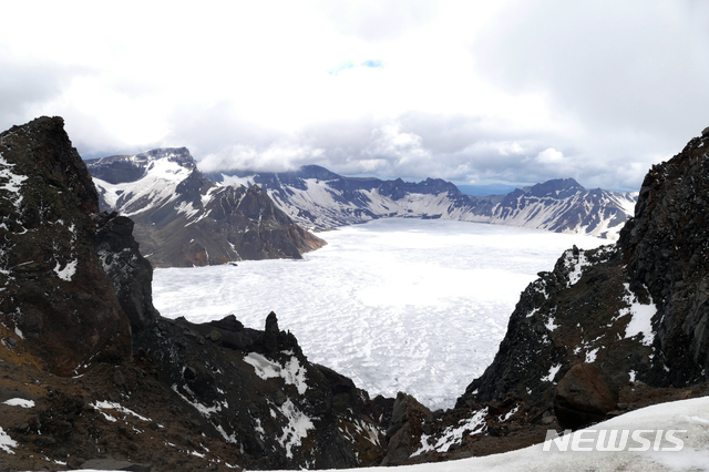 【서울=뉴시스】박태홍 기자 = 문재인 대통령이 평양 방문 마지막 날인 오는 20일 김정은 북한 국무위원장과 함께 백두산을 방문 한다고 김의겸 청와대 대변인이 발표한 19일 김동준 프리랜서는 지난해 6월 11일 정오께 중국 장백산 서파 경로로 백두산 정상에 도착하여 눈과 안개가 덮인 천지의 웅장한 모습과 아름다운 자태를 촬영한 사진을 뉴시스에 제공했다. 2017.09.19 (사진=김동준 프리랜서 제공) hipth@newsis.com