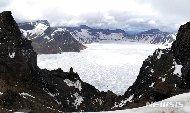 【서울=뉴시스】박태홍 기자 = 문재인 대통령이 평양 방문 마지막 날인 오는 20일 김정은 북한 국무위원장과 함께 백두산을 방문 한다고 김의겸 청와대 대변인이 발표한 19일 김동준 프리랜서는 지난해 6월 11일 정오께 중국 장백산 서파 경로로 백두산 정상에 도착하여 눈과 안개가 덮인 천지의 웅장한 모습과 아름다운 자태를 촬영한 사진을 뉴시스에 제공했다. 2017.09.19 (사진=김동준 프리랜서 제공) hipth@newsis.com