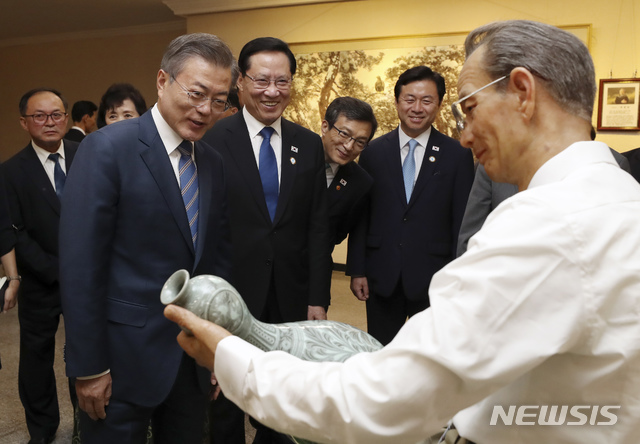 【평양=뉴시스】평양사진공동취재단 박진희 기자 = 문재인 대통령이 19일 오후 평양 만수대창작사를 찾아 밀랍으로 만들어진 작품을 감상하고 있다.&nbsp; 2018.09.19. photo@newsis.com