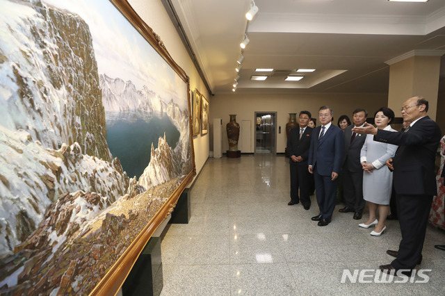 【평양=뉴시스】평양사진공동취재단 박진희 기자 = 문재인 대통령이 19일 오후 평양 만수대창작사를 찾아 작품을 감상하고 있다.&nbsp; 2018.09.19. photo@newsis.com