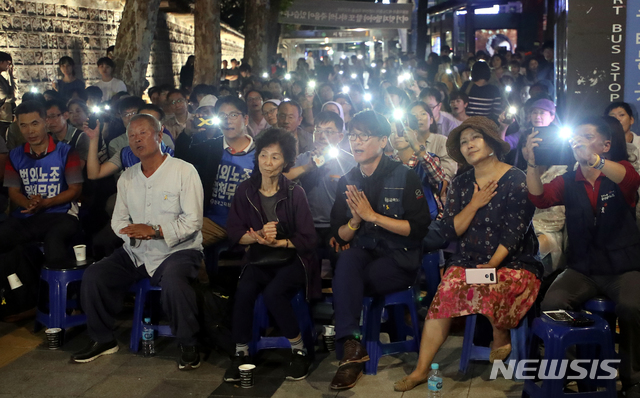 【서울=뉴시스】조성봉 기자 = 김득중 금속노조 쌍용자동차지부장을 비롯한 참석자들이 19일 오후 서울 중구 덕수궁 대한문 앞 쌍용차 해고자·가족 희생자 분향소에서 열린 마지막 문화제 '당신과 함께여서 행복합니다'에서 꽃다지의 노래를 함께 부르고 있다. 2018.09.19. suncho21@newsis.com