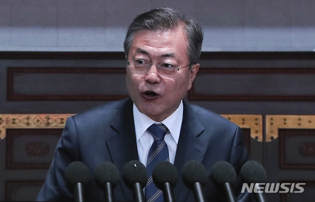 【남북정상회담 프레스센터(서울)=뉴시스】문재인 대통령이 지난해 9월 평양을 방문했던 당시 능라도 5·1경기장에서 15만 명의 북한 주민 앞에서 연설하고 있는 모습. (사진=뉴시스DB). 2018.09.19.myjs@newsis.com