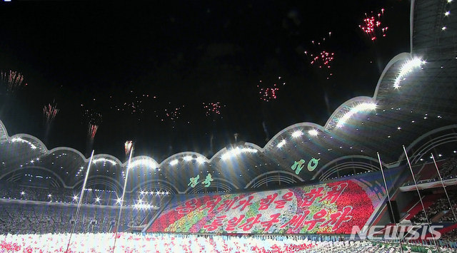 【남북정상회담 프레스센터(서울)=뉴시스】최진석 기자 = 남북정상회담 둘째날인 19일 평양 능라도 5.1경기장에서 문재인 대통령이 평양 시민들을 상대로 연설을 마친 뒤 김정은 북한 국무위원장과 손을 흔들자 축포가 터지는 모습이 서울 중구 동대문디자인플라자(DDP)에 차려진 남북정상회담 평양 서울 프레스센터에 중계되고 있다. 이날 문 대통령은 대한민국 대통령으로는 처음으로 북한 주민 상대로 연설을 했다. 2018.09.19.myjs@newsis.com