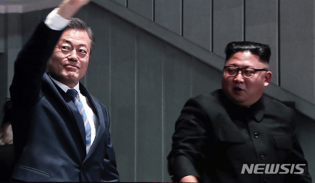 【남북정상회담 프레스센터(서울)=뉴시스】최진석 기자 = 남북정상회담 둘째날인 19일 평양 능라도 5.1경기장에서 문재인 대통령이 평양 시민들을 상대로 연설을 마친 뒤 김정은 북한 국무위원장과 손을 흔드는 모습이 서울 중구 동대문디자인플라자(DDP)에 차려진 남북정상회담 평양 서울 프레스센터에 중계되고 있다. 이날 문 대통령은 대한민국 대통령으로는 처음으로 북한 주민 상대로 연설을 했다. 2018.09.19.myjs@newsis.com