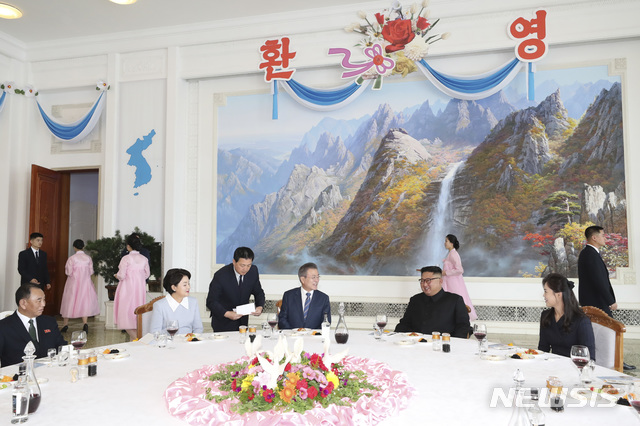 【평양=뉴시스】평양사진공동취재단 박진희 기자 = 문재인 대통령과 부인 김정숙 여사가 19일 평양 옥류관에서 김정은 국무위원장 내외와 오찬을 하고 있다. 2018.09.19.photo@newsis.com