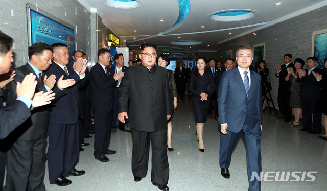 문재인 대통령과 부인 김정숙 여사가 김정은 국무위원장과 부인 리설주 여사와 19일 오후 평양 대동강 구역에 위치한 '대동강 수산물 식당'에 입장하고 있다. 문 대통령은 김정은 국무위원장 내외와 만찬을 가졌다. 2018.9.19/평양사진공동취재단