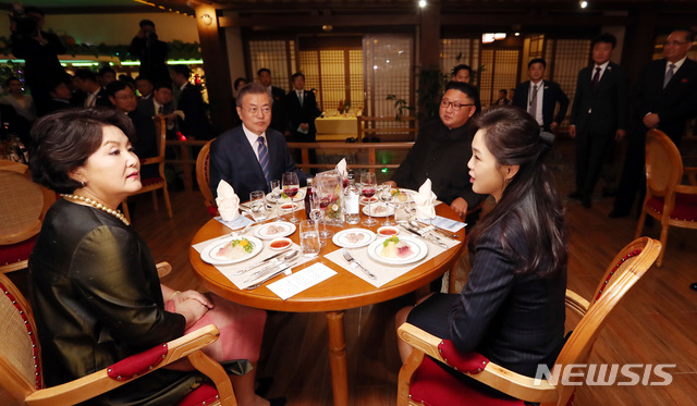 【평양=뉴시스】평양사진공동취재단 박진희 기자 =평양남북정상회담 둘째날 문재인 대통령은 19일 저녁 북한을 대표하는 식당 중 하나인 평양 대동강구역 '대동강 수산물 식당'을 찾아 김정은 국무위원회 위원장 내외와 만찬을 하고 있다.2018.09.19. photo@newsis.com
