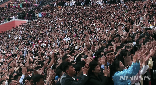 【남북정상회담 프레스센터(서울)=뉴시스】최진석 기자 = 남북정상회담 둘째날인 19일 평양 능라도 5.1경기장에 문재인 대통령이 김정은 북한 국무위원장과 집단체조 동반관람한 뒤 평양 시민들을 상대로 연설하자 환호하는 북 주민들의 모습이 서울 중구 동대문디자인플라자(DDP)에 차려진 남북정상회담 평양 서울 프레스센터에 중계되고 있다. 이날 문 대통령은 대한민국 대통령으로는 처음으로 북한 주민 상대로 연설을 했다. 2018.09.19.myjs@newsis.com