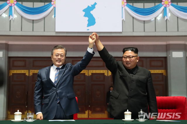 【평양=뉴시스】평양사진공동취재단 박진희 기자 = 문재인 대통령과 북한 김정은 국무위원장이 19일 밤 평양 5.1 경기장에서 열린 '빛나는 조국'을 관람한 뒤 환호하는 평양 시민들에게 손을 들어 인사하고 있다. 2018.09.19.photo@newsis.com