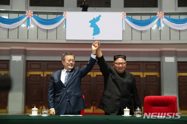 【평양=뉴시스】평양사진공동취재단 박진희 기자 = 문재인 대통령과 북한 김정은 국무위원장이 19일 밤 평양 5.1 경기장에서 열린 '빛나는 조국'을 관람한 뒤 환호하는 평양 시민들에게 손을 들어 인사하고 있다. 2018.09.19.photo@newsis.com