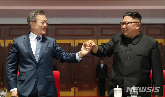 【평양=뉴시스】평양사진공동취재단 박진희 기자 = 문재인 대통령과 북한 김정은 국무위원장이 19일 밤 평양 5.1 경기장에서 열린 '빛나는 조국'을 관람한 뒤 손을 잡고 있다. 2018.09.19.photo@newsis.com
