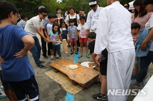 【서울=뉴시스】서울대공원은 22일 '세계코뿔소의 날 행사'를 시작으로 24일부터 25일까지는 동물원 정문광장에서 추석 맞이 행사를 진행한다. <사진제공=서울시> 2018.09.20. 