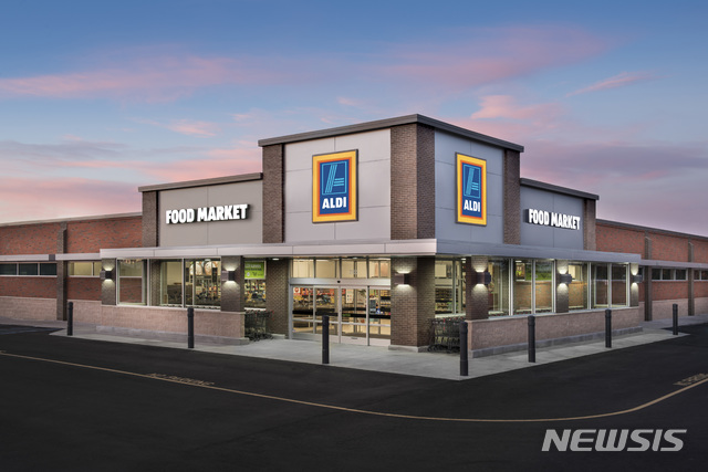 [서울=뉴시스] 미국 경제의 'K자형 양극화(계층·산업·기업·지역 간 격차 확대 현상)'가 뚜렷해지는 가운데 저가형 소매업체가 주목받고 있는 것으로 나타났다. 사진은 저가형 소매업체인 알디 전경 (사진=뉴시스DB) 2025.12.29.