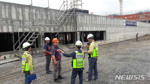 【밀양=뉴시스】안지율 기자 = 경남 밀양시는 오는 21일까지 재난 취약 대형공사장에 대해 안전관리자문단(건축·토목) 합동 안전점검을 시행한다. 2018.09.20. (사진=밀양시 제공) photo@newsis.com