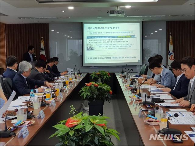 【부산=뉴시스】허상천 기자 = 부산시는 과학기술정보통신부와 20일 오전 부산과학기술기획평가원 대회의실에서 ‘국가R&D 혁신방안 설명회’를 개최했다. 2018.09.20. (사진 = 부산시 제공) photo@newsis.com