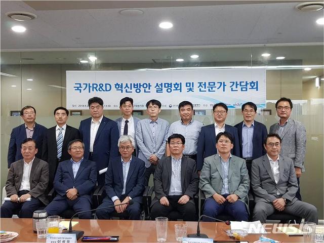 【부산=뉴시스】허상천 기자 = 부산시는 과학기술정보통신부와 20일 오전 부산과학기술기획평가원 대회의실에서 ‘국가R&D 혁신방안 설명회’를 갖고 기념촬영 했다. 2018.09.20. (사진 = 부산시 제공) photo@newsis.com