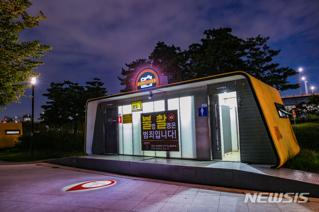 【서울=뉴시스】'불법촬영 근절' 조형물이 부착된 서울 영등포구 여의도 한강시민공원 화장실의 야간 모습. 2018.09.20. (사진 = 서울경찰청 제공)