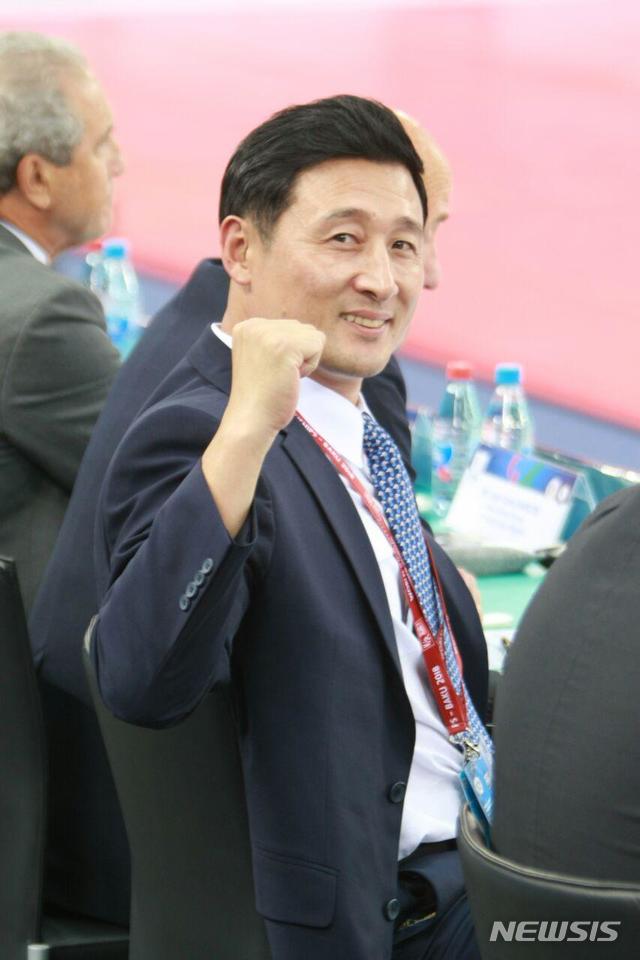 【바쿠(아제르바이잔)=뉴시스】박종우 기자 = 20일 오후 아제르바이잔 바쿠 짐나스틱 아레나에서 '2018 세계유도선수권대회'가 열린 가운데 애틀란타 올림픽 유도 남자 86㎏급 금메달리스트 전기영 국제유도연맹(IJF) 슈퍼바이져가 경기를 지켜보고 있다. 이날 남측과 북측 대표단은 2차 협의를 갖고 대회 마지막날 펼쳐질 혼성단체전 남북단일팀 명단을 북한 선수 3명 출전에서 4명 출전으로 합의했다. 한편, 20일부터 27일까지 아제르바이잔 바쿠에서 열리는 2018 세계유도선수권대회에는 전세계 133개국 827명의 선수단이 참가한다. 한국은 14개 체급(남녀 각 7체급)에 18명(남녀 각 9명)의 선수가 출전한다.2018.09.20.(사진=대한유도회 제공) jongwoo425@newsis.com