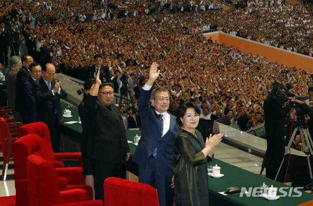 【평양=뉴시스】평양사진공동취재단 박진희 기자 = 문재인 대통령과 김정숙 여사가 김정은 국무위원장과 리설주 여사와 함께 19일 밤 평양 5.1 경기장에서 열린 '빛나는 조국'을 관람한 뒤 환호하는 평양 시민들에게 손을 들어 인사하고 있다. 2018.09.19.photo@newsis.com