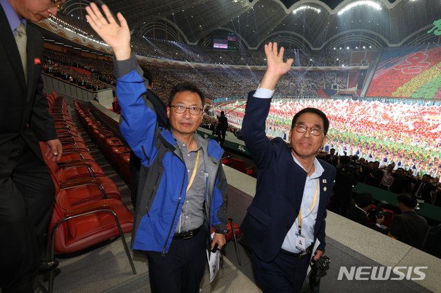 【평양=뉴시스】평양사진공동취재단 박진희 기자 = 김명환 민주노총 위원장(왼쪽)과 김주영 한국노총 위원장이 19일 오후 평양 능라도 5.1경기장에서 대집단체조와 예술공연 '빛나는 조국' 관람을 마치고 평양 시민들에게 인사하고 있다. 2018.09.19. photo@newsis.com