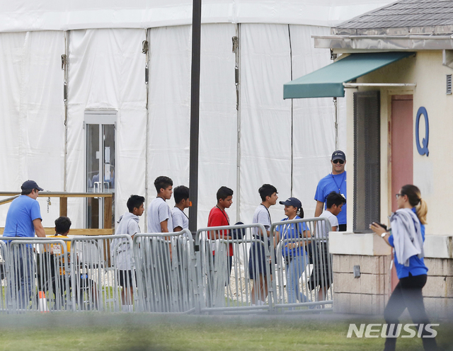 【홈스테드( 미 플로리다주) = AP/뉴시스】 불법이민 부모와 강제격리되어 미 플로리다주 홈스테드의 임시 수용시설에 유치된 어린이들. 2018.09.20&nbsp; 