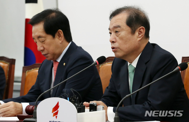 【서울=뉴시스】박영태 기자 = 20일 오전 서울 영등포구 여의도 국회에서 진행된 자유한국당 비상대책위원회의에서 김병준 비대위원장이 발언하고 있다. 2018.09.20.since1999@newsis.com