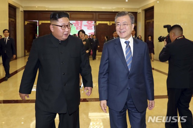 【평양=뉴시스】평양사진공동취재단 박진희 기자 = 문재인 대통령과 김정은 국무위원장이 19일 밤 평양 5.1 경기장에서 열린 '빛나는 조국'을 관람한 뒤 공연장을 나서고 있다. 2018.09.20.&nbsp; photo@newsis.com