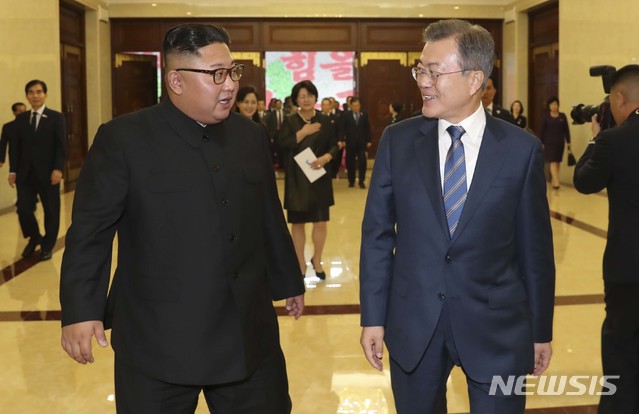 【평양=뉴시스】평양사진공동취재단 박진희 기자 = 문재인 대통령과 김정은 국무위원장이 19일 밤 평양 5.1 경기장에서 열린 '빛나는 조국'을 관람한 뒤 공연장을 나서고 있다. 2018.09.20.&nbsp; photo@newsis.com