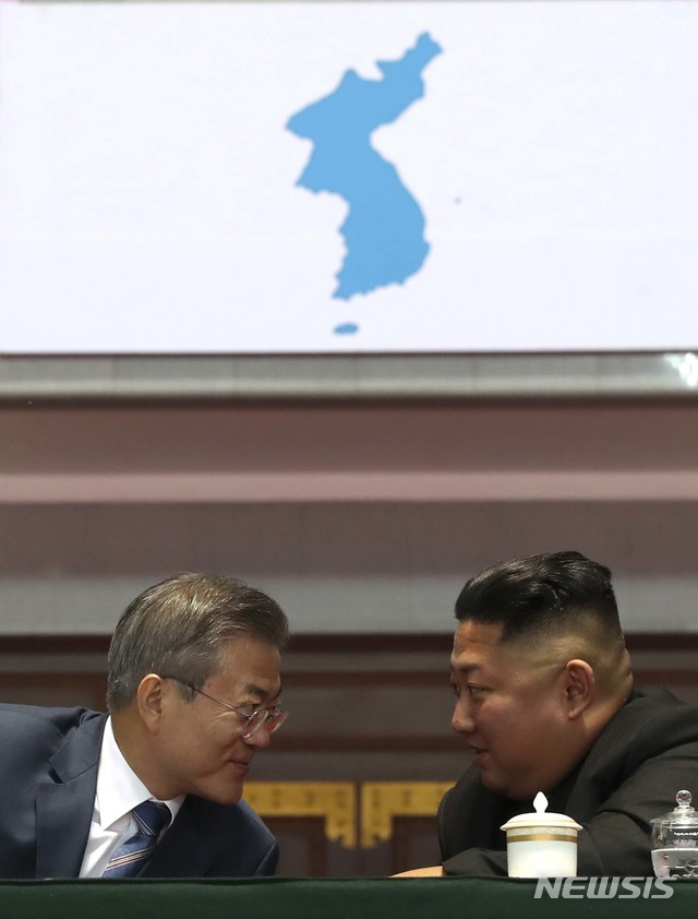 【평양=뉴시스】평양사진공동취재단 박진희 기자 = 문재인 대통령과 김정은 국무위원장이 19일 밤 평양 5.1 경기장에서 열린 '빛나는 조국'을 관람한 뒤 대화를 하고 있다. 2018.09.20. photo@newsis.com