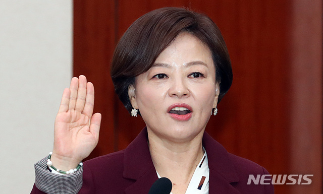 【서울=뉴시스】이종철 기자 = 20일 오전 서울 여의도 국회에서 열린 여성가족위원회 제3차 전체회의 진선미 여성가족부장관 후보자 인사청문회에서 진 후보자가 선서를 하고 있다. 2018.09.20. jc4321@newsis.com
