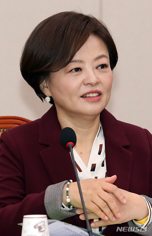 【서울=뉴시스】이종철 기자 = 20일 오전 서울 여의도 국회에서 열린 여성가족위원회 제3차 전체회의 진선미 여성가족부장관 후보자 인사청문회에서 진 후보자가 답변을 하고 있다. 2018.09.20.&nbsp; jc4321@newsis.com