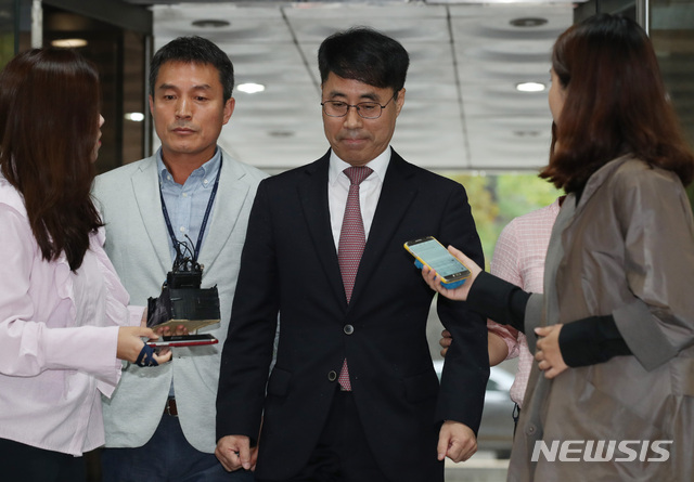 【서울=뉴시스】 김진아 기자 = 대법원 수석재판연구관으로 재직하면서 사법농단에 관여한 혐의를 받는 유해용 전 대법원 선임재판연구관이 영장실질심사를 받기위해 20일 오전 서울 서초구 서울중앙지방법원에 출석하면서 취재진의 질문을 받고 있다. 2018.09.20.&nbsp; bluesoda@newsis.com