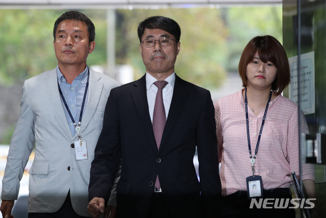 【서울=뉴시스】 김진아 기자 = 유해용 전 대법원 선임재판연구관이 영장실질심사를 받기위해 20일 오전 서울 서초구 서울중앙지방법원에 출석하고 있다. 2018.09.20. bluesoda@newsis.com