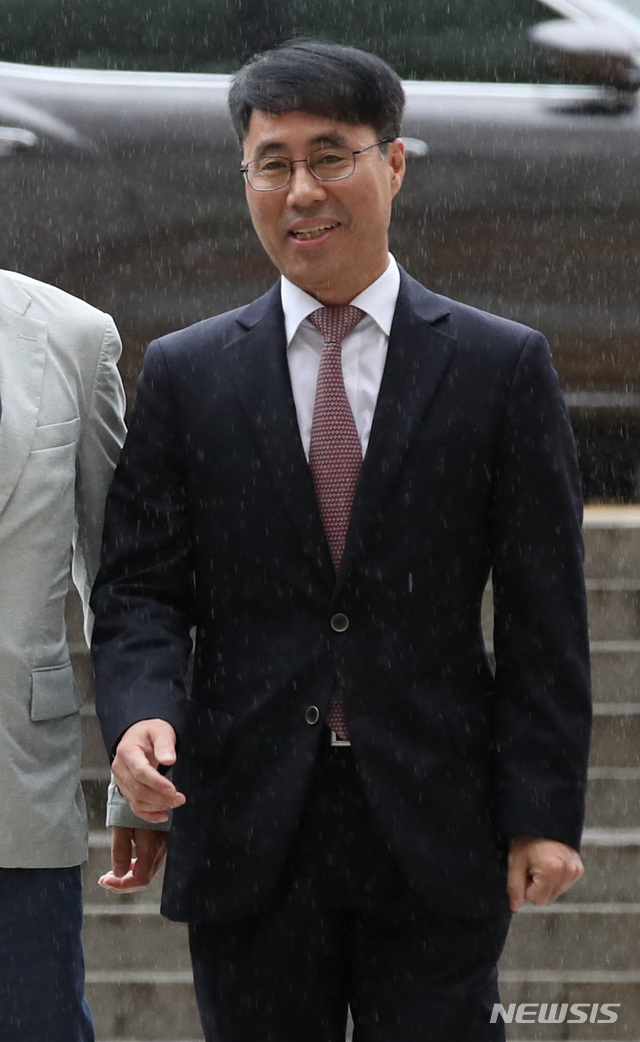 【서울=뉴시스】 김진아 기자 = 대법원 수석재판연구관으로 재직하면서 사법농단에 관여한 혐의를 받는 유해용 전 대법원 선임재판연구관이 영장실질심사를 받기위해 20일 오전 서울 서초구 서울중앙지방법원에 출석하고 있다. 2018.09.20.&nbsp; bluesoda@newsis.com