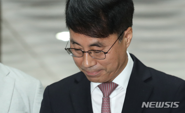 【서울=뉴시스】 김진아 기자 = 대법원 수석재판연구관으로 재직하면서 사법농단에 관여한 혐의를 받는 유해용 전 대법원 선임재판연구관이 영장실질심사를 받기위해 20일 오전 서울 서초구 서울중앙지방법원에 출석하면서 취재진의 질문을 받고 있다. 2018.09.20.&nbsp; bluesoda@newsis.com