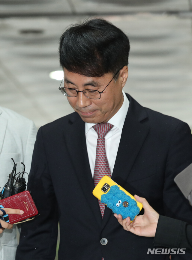【서울=뉴시스】 김진아 기자 = 대법원 수석재판연구관으로 재직하면서 사법농단에 관여한 혐의를 받는 유해용 전 대법원 선임재판연구관이 영장실질심사를 받기위해 지난해 9월20일 오전 서울 서초구 서울중앙지방법원에 출석하면서 취재진의 질문을 받고 있다. 2018.09.20. bluesoda@newsis.com