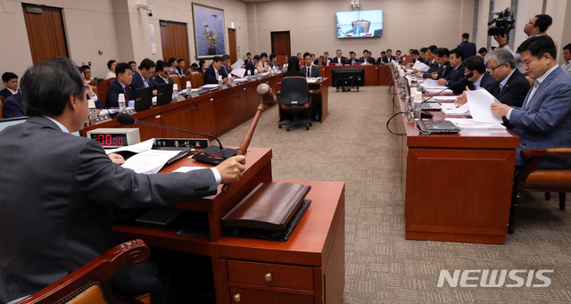 【서울=뉴시스】박영태 기자 = 20일 오전 서울 영등포구 여의도 국회에서 진행된 산업통상자원중소벤처기업위원회 전체회의를 홍일표 위원장이 주재하고 있다. 2018.09.20.since1999@newsis.com