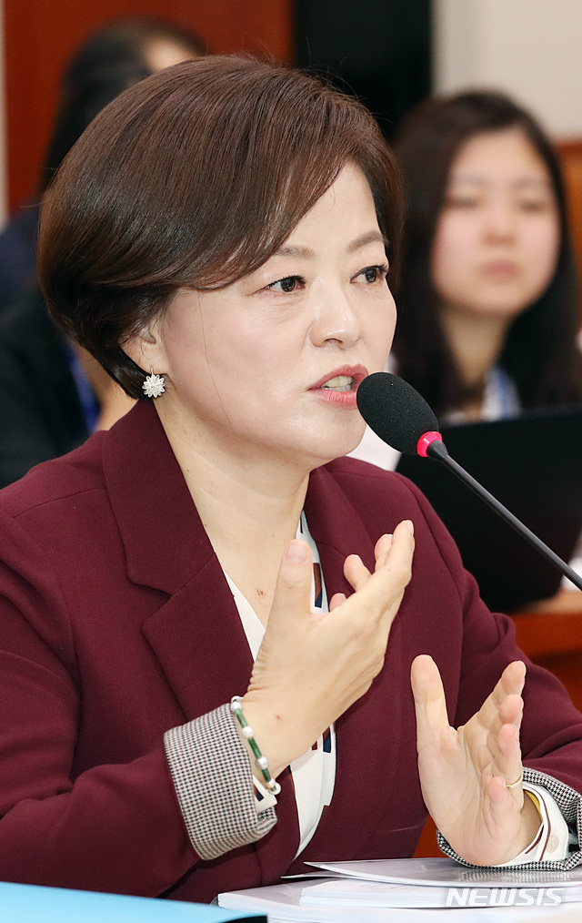 【서울=뉴시스】이종철 기자 = 20일 오전 서울 여의도 국회에서 열린 여성가족위원회 제3차 전체회의 진선미 여성가족부장관 후보자 인사청문회에서 진 후보자가 답변을 하고 있다. 2018.09.20. jc4321@newsis.com