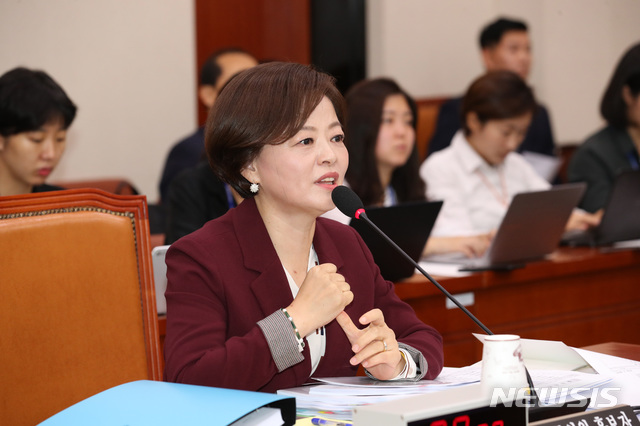 【서울=뉴시스】이종철 기자 = 20일 오전 서울 여의도 국회에서 열린 여성가족위원회 제3차 전체회의 진선미 여성가족부장관 후보자 인사청문회에서 진 후보자가 답변을 하고 있다. 2018.09.20. jc4321@newsis.com