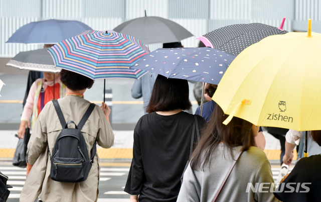 【대구=뉴시스】우종록 기자 = 가을비가 내리고 있는 20일 오전 대구 동구 신천동 동대구복합환승센터 앞에서 우산을 쓴 시민들이 횡단보도를 건너고 있다. 2018.09.20. wjr@newsis.com