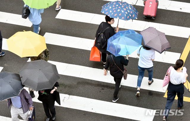 【대구=뉴시스】우종록 기자 = 가을비가 내리고 있는 20일 오전 대구 동구 신천동 동대구복합환승센터 앞에서 우산을 쓴 시민들이 횡단보도를 건너고 있다. 2018.09.20. wjr@newsis.com