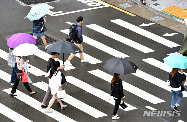 【대구=뉴시스】우종록 기자 = 가을비가 내리고 있는 20일 오전 대구 동구 신천동 동대구복합환승센터 앞에서 우산을 쓴 시민들이 횡단보도를 건너고 있다. 2018.09.20. wjr@newsis.com