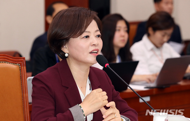 【서울=뉴시스】이종철 기자 = 20일 오전 서울 여의도 국회에서 열린 여성가족위원회 제3차 전체회의 진선미 여성가족부장관 후보자 인사청문회에서 진 후보자가 답변을 하고 있다. 2018.09.20. jc4321@newsis.com