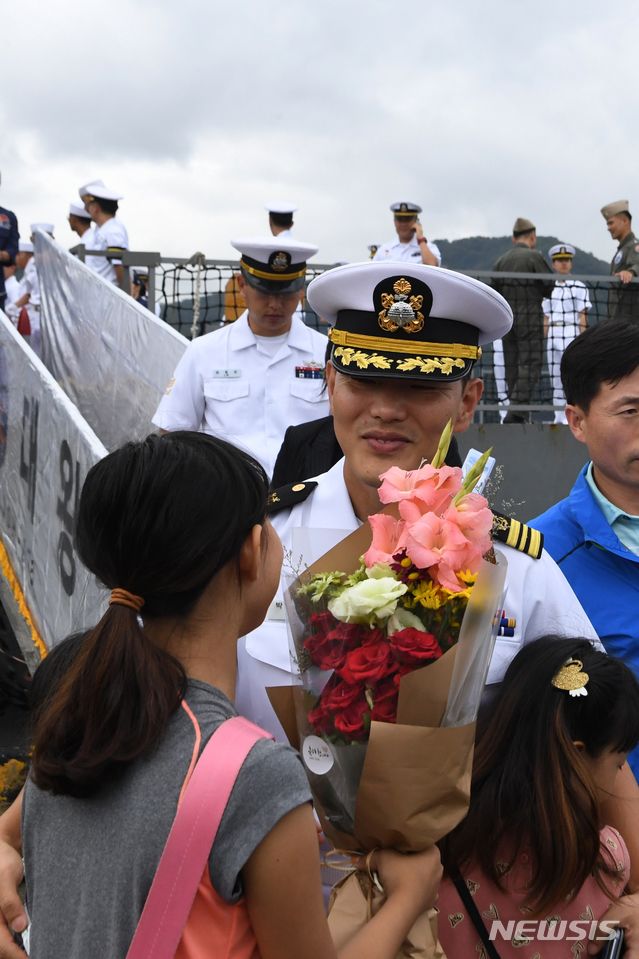 【창원=뉴시스】차용현 기자 = 20일 오전 경남 창원시 진해군항에서 열린 청해부대 26진 입항환영식에서 청해부대 장병이 가족과 인사를 하고 있다. 2018.09.20. con@newsis.com