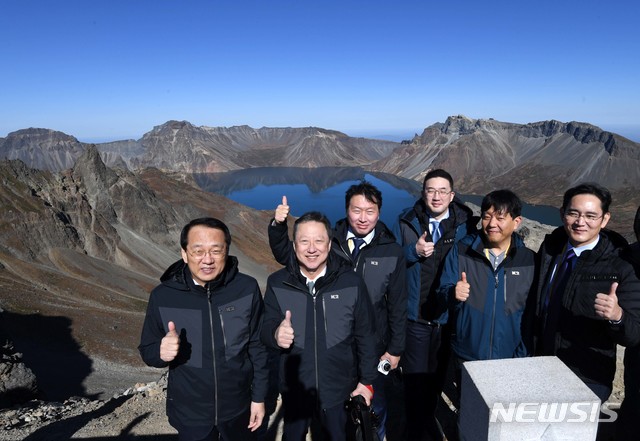 【평양=뉴시스】평양사진공동취재단 박진희 기자 = 평양방문 3일째인 문재인 대통령과 함께 방북한 이재용 삼성전자 부회장(오른쪽 부터), 이재웅 쏘카 대표, 구광모 LG회장, 최태원 SK 회장, 박용만 대한상의 회장, 김용환 현대자동차 부회장등 특별수행원들이 백두산 천지를 배경으로 기념 사진을 찍고 있다. 2018.09.20.&nbsp; photo@newsis.com