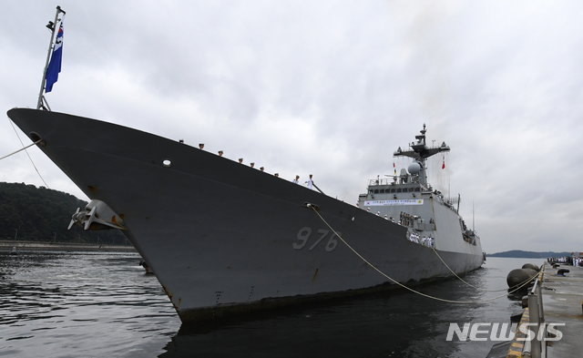 【창원=뉴시스】차용현 기자 = 20일 오전 서아프리카 가나해역에서 우리나라 및 외국선박의 호송작전 등을 수행한 문무대왕함이 경남 창원시 진해군항으로 입항하고 있다. 2018.09.20. con@newsis.com