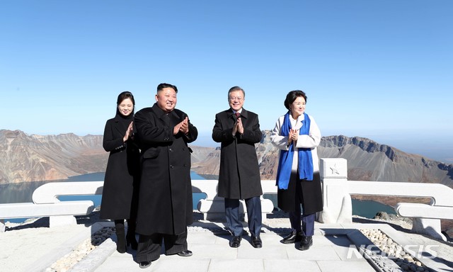 【평양=뉴시스】평양사진공동취재단 박진희 기자 = 평양정상회담 사흘째인 20일 오전 문재인 대통령과 김정은 국무위원장이 백두산 정상인 장군봉에 올라 함께 박수를 치고 있다. 2018.09.20. photo@newsis.com