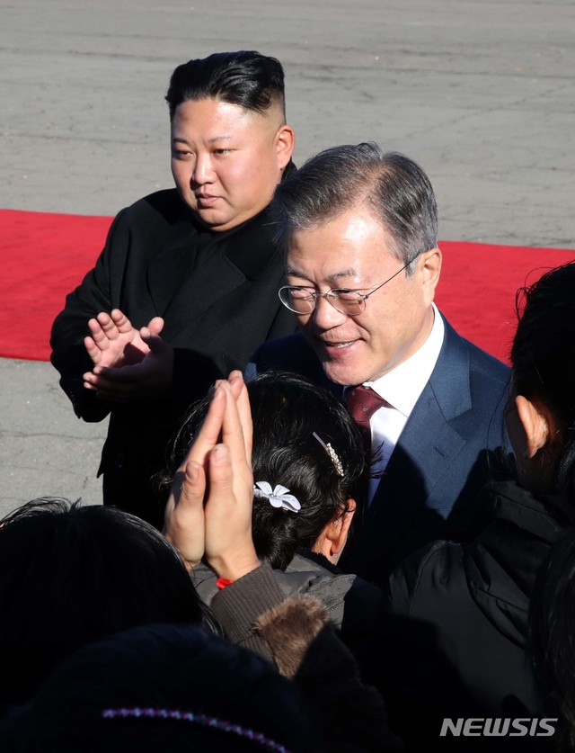 【평양=뉴시스】평양사진공동취재단 박진희 기자 = 문재인 대통령과 김정은 국무위원장이 20일 오전 백두산 방문을 위해 양강도 삼지연 공항에 도착해 환영 행사를 하고 있다. 2018.09.20. photo@newsis.com