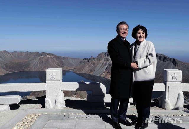 【백두산=뉴시스】평양사진공동취재단 박진희 기자 = 평양을 방문중인 문재인 대통령 내외가 20일 오전 백두산에 올라 기념촬영을 하고 있다. 2018.09.20. photo@newsis.com